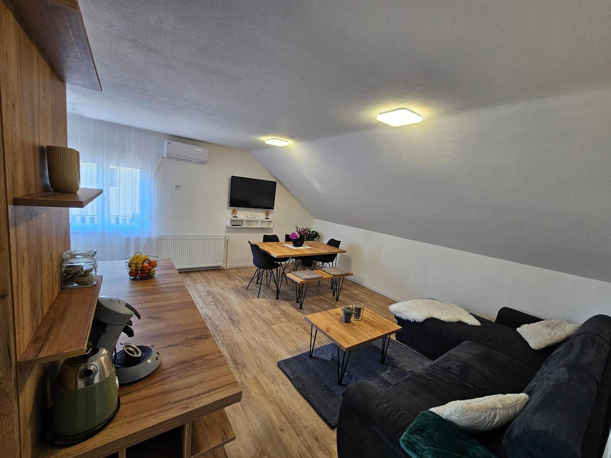 Ana Apartment Gracac  ภายนอก รูปภาพ