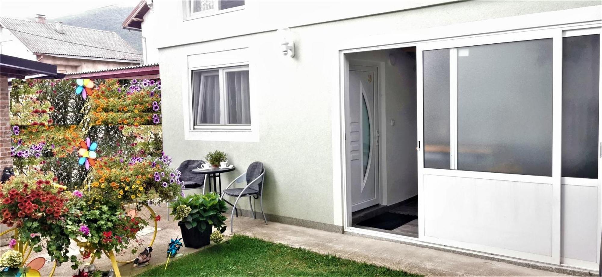 Ana Apartment Gracac  ภายนอก รูปภาพ
