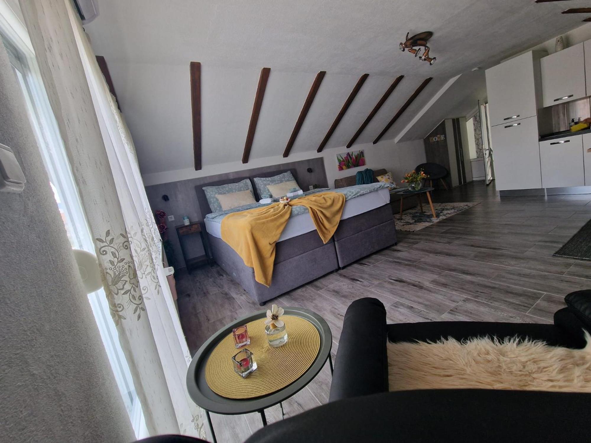 Ana Apartment Gracac  ภายนอก รูปภาพ